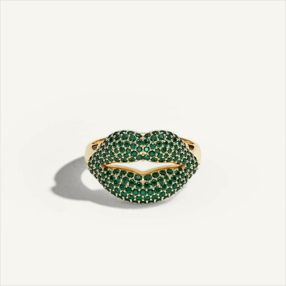 Just Lips pavé ring in 18K yellow gold with deep forest green coloured diamonds