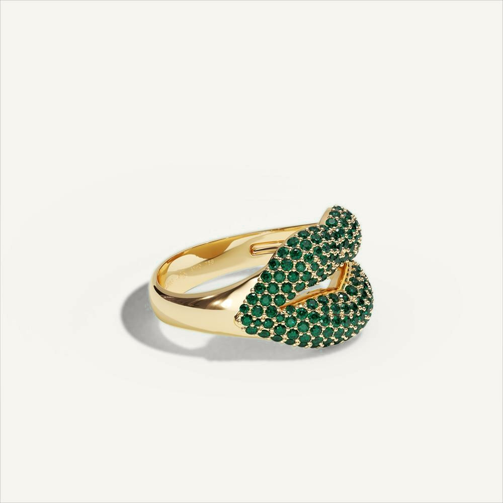 Just Lips pavé ring in 18K yellow gold with deep forest green coloured diamonds