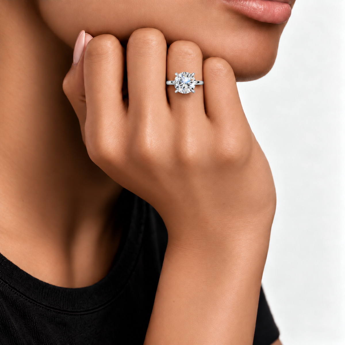 Velune – 18K white gold ring worn on model – OR-HH-007