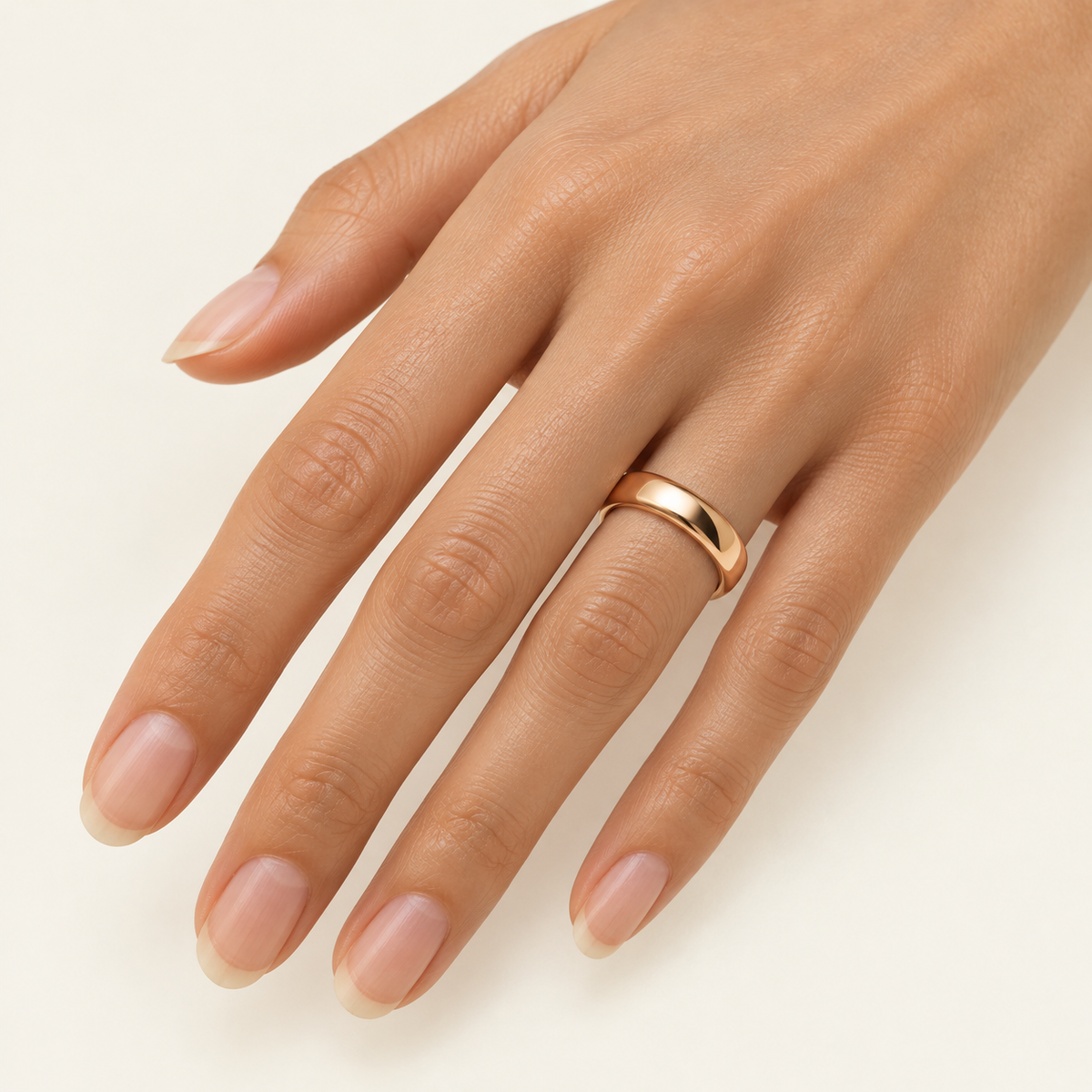 ARCADIA 5 mm — woman wearing an 18K rose gold wedding band, AI model illustration