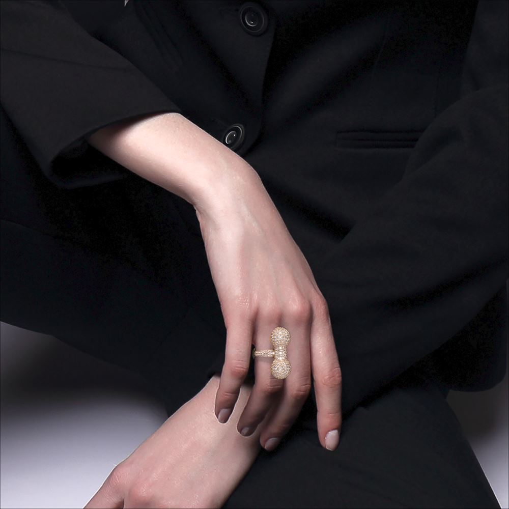 Barbelle Ring One Pavé – yellow gold – on model