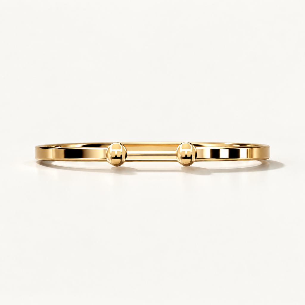 Open Monogram Frame Cuff i polerat 18K gult guld, framifrån
