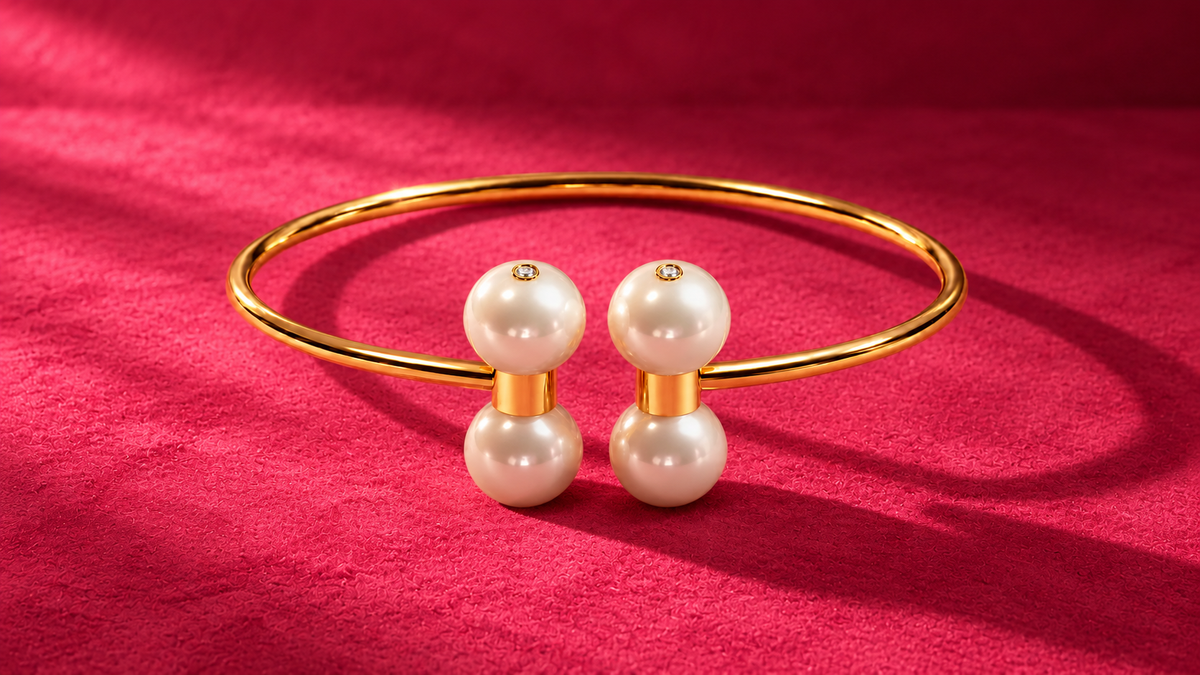 Barbelle Couple Bangle in yellow gold with four pearls on Hot Pink Alcantara, lit from the left