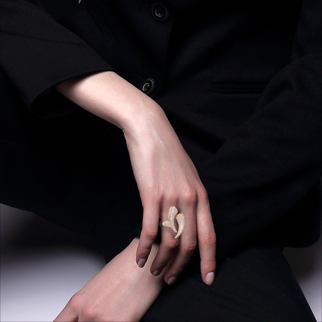 Griffe Couple Pavé Ring in 18K rose gold, worn on a model