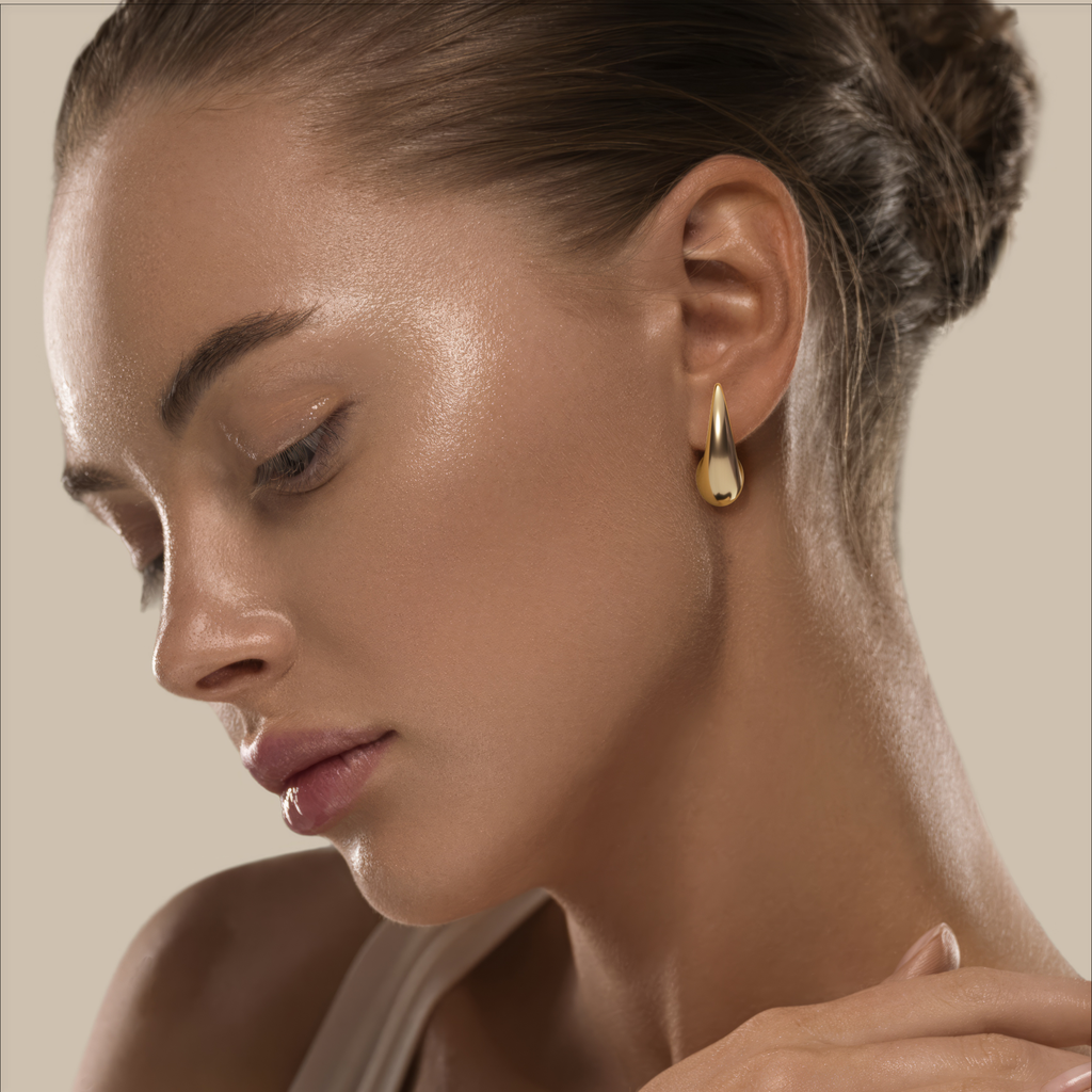Griffe Ear Cuff in 18K yellow gold, worn on a model