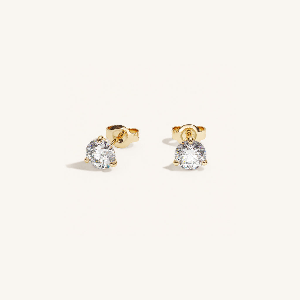 Truine diamond studs, Yellow Gold, 0.40 ct per pair (0.20 ct per diamond), approx. 3.8 mm diameter. Proportional size illustration.