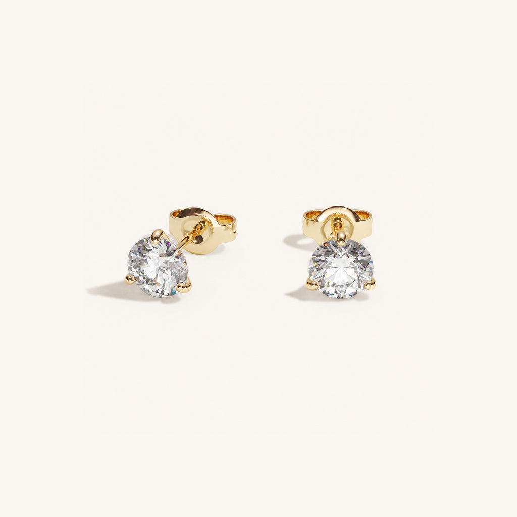 Truine diamond studs, Yellow Gold, 0.60 ct per pair (0.30 ct per diamond), approx. 4.5 mm diameter. Proportional size illustration.