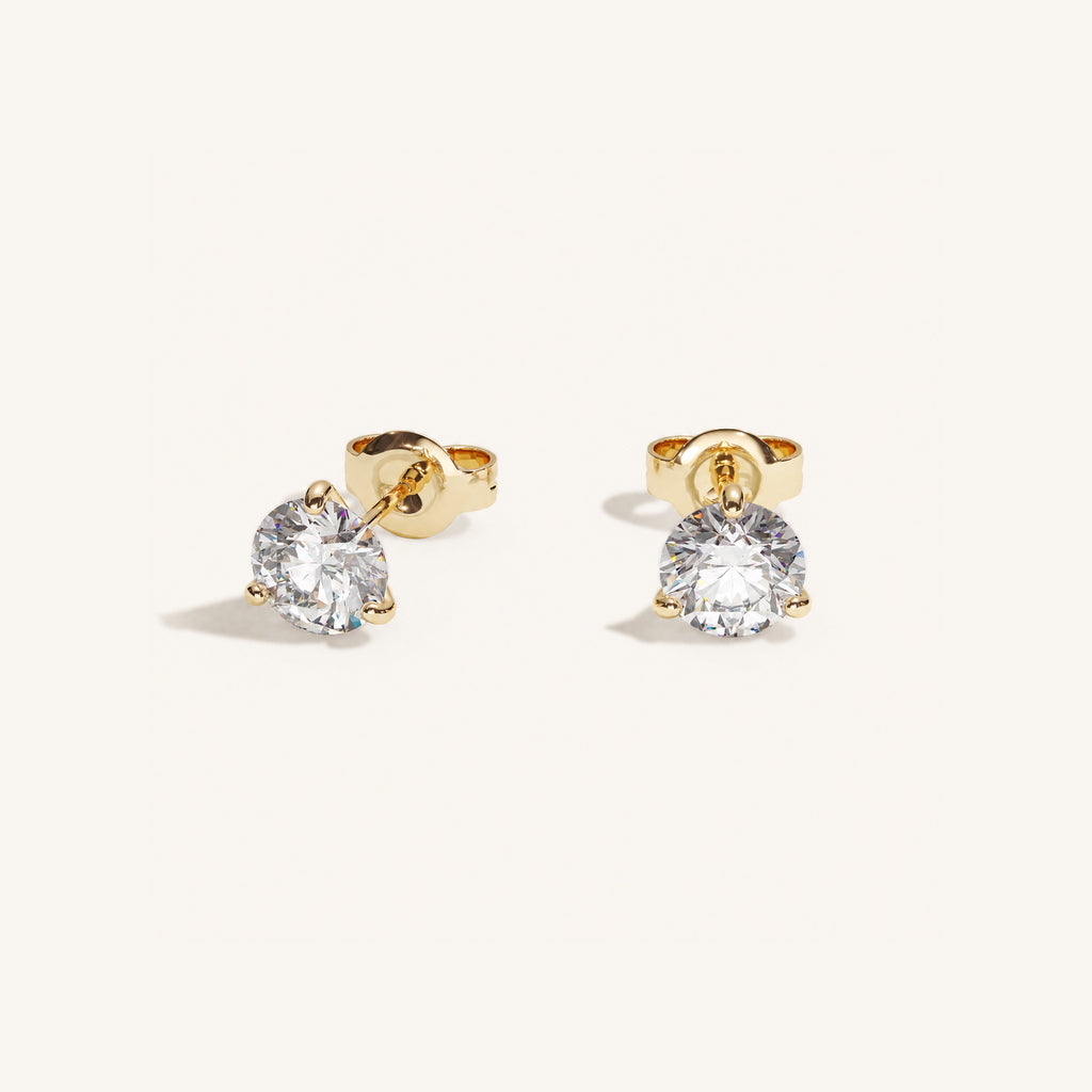 Truine diamond studs, Yellow Gold, 0.80 ct per pair (0.40 ct per diamond), approx. 4.8 mm diameter. Proportional size illustration.