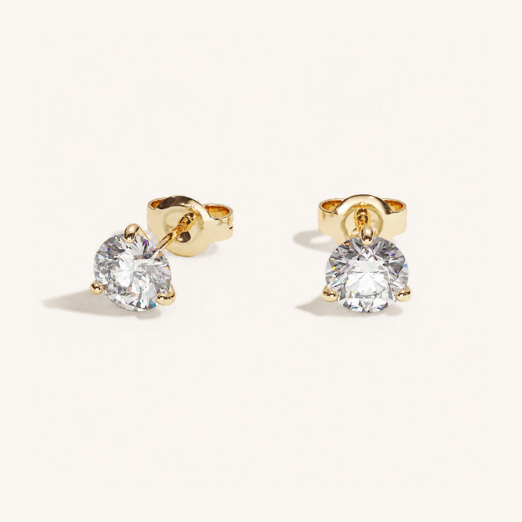 Truine diamond studs, Yellow Gold, 1.40 ct per pair (0.70 ct per diamond), approx. 5.7 mm diameter. Proportional size illustration.