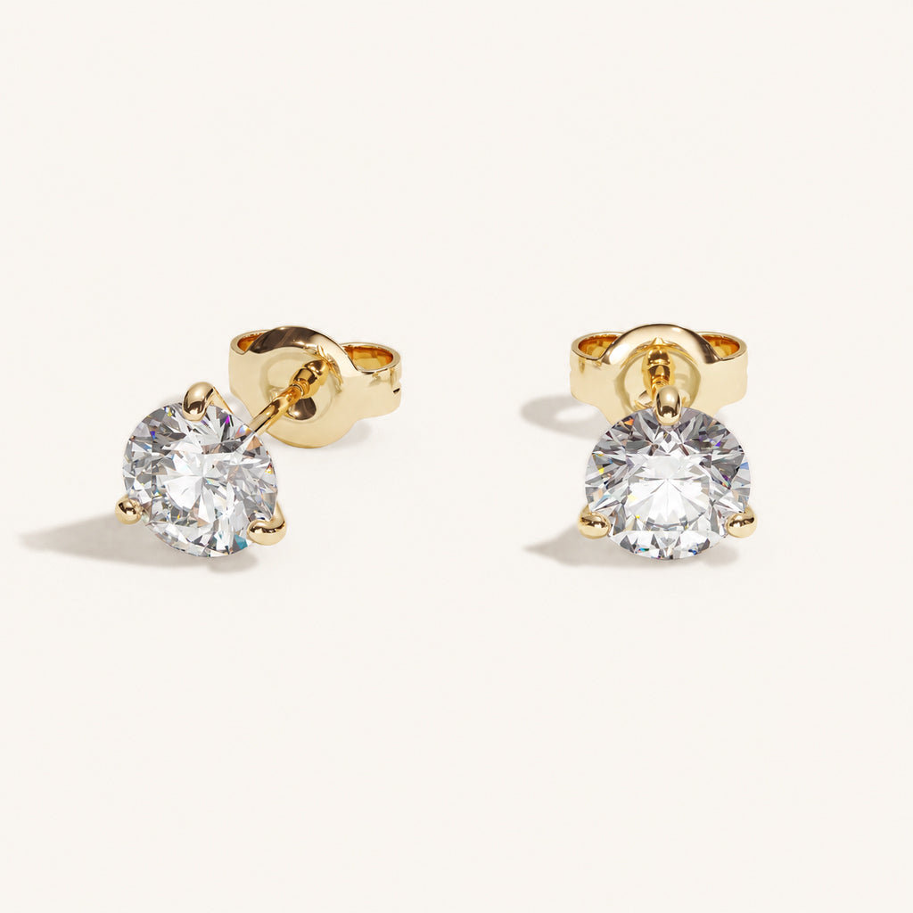 Truine diamond studs, Yellow Gold, 2.00 ct per pair (1.00 ct per diamond), approx. 6.5 mm diameter. Proportional size illustration.