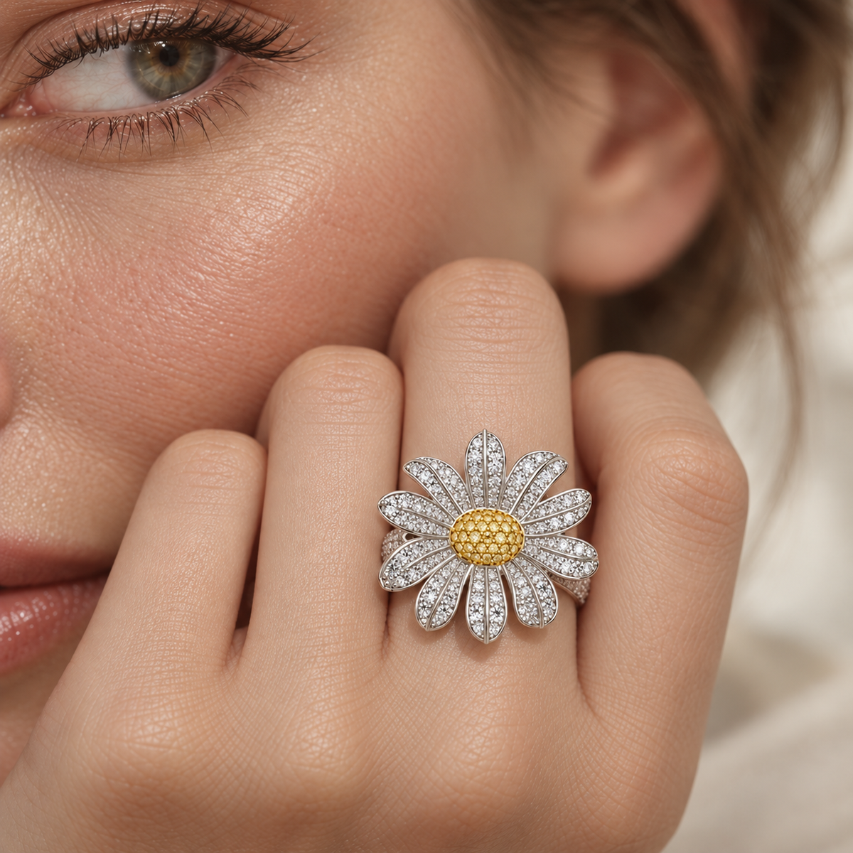 VERANA POP diamond ring, worn on the middle finger